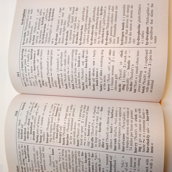 Webster's New Explorer Large Print Dictionary. Third Edition - Picture 6 of 9